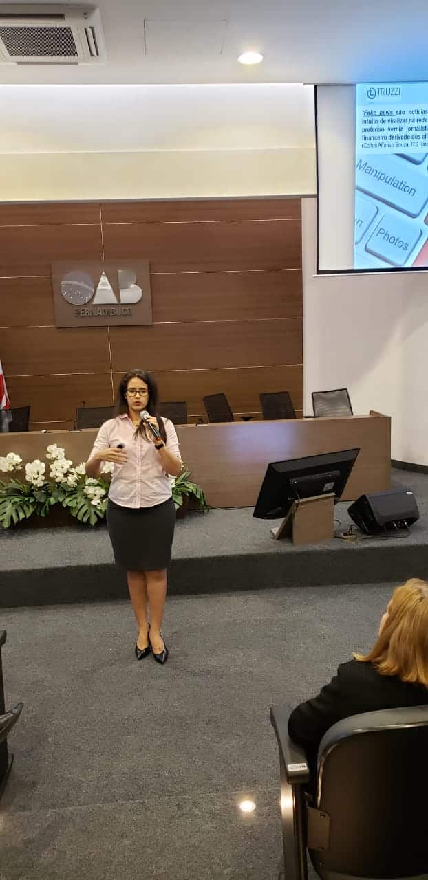 Dra. Gisele Truzzi palestrando sobre FAKE NEWS na sede da OAB/PE, em Recife.