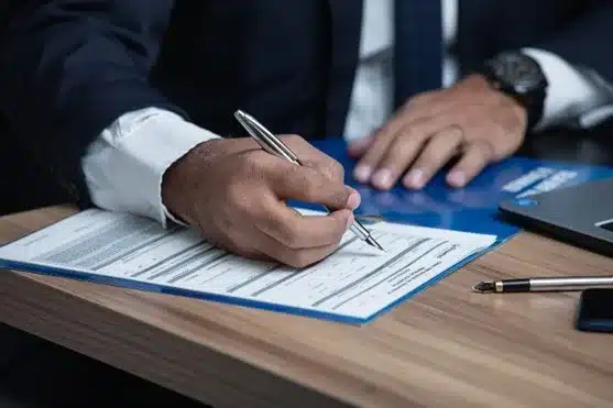 Empreendedor de startup revisando contrato.