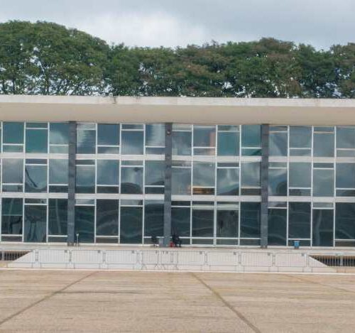 Foto do STF ao fundo.
