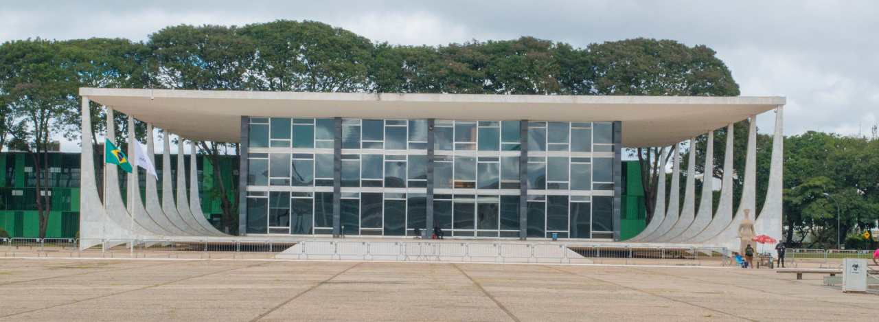 Foto do STF ao fundo.